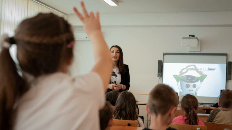 Environ și SNRB lansează un proiect educațional prin care îi învață pe copii să protejeze mediul: Serialul „2 minute cu AMY”