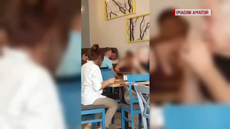 Doi polițiști din Timișoara, surprinși la restaurant în timpul misiunii