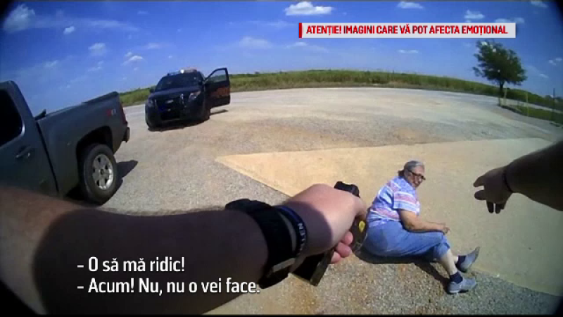 Momentul în care o bătrână este pusă la pământ şi electrocutată de un poliţist