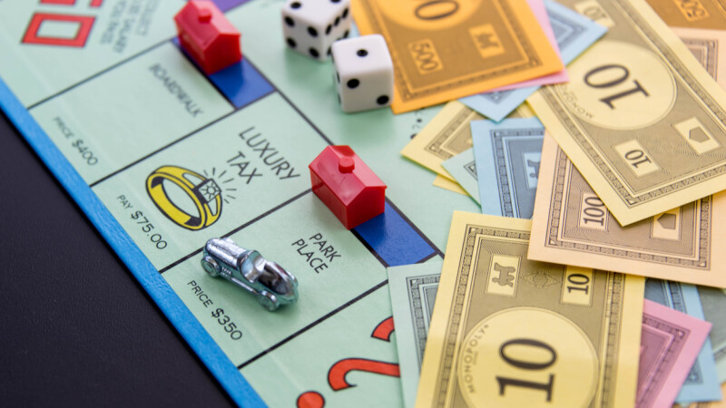 Doi turiști au vrut să plătească cu bani folosiți în jocul Monopoly. Ce a făcut chelnerul