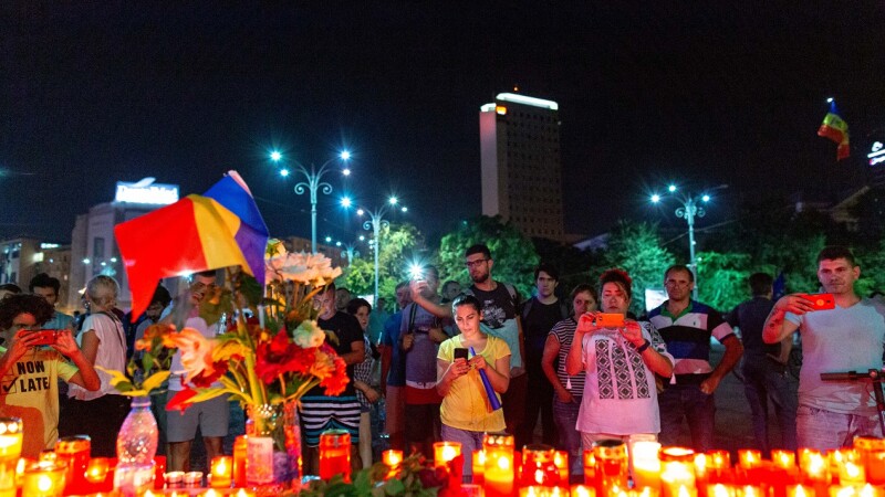 Altar ridicat în faţa Guvernului la protestul din 10 august