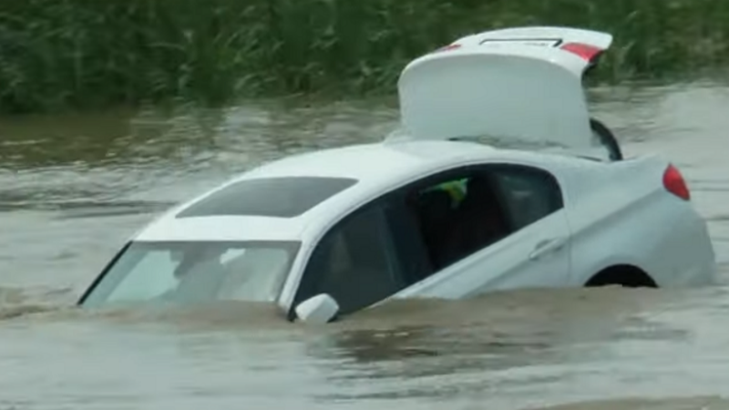 BMW aruncat in apa