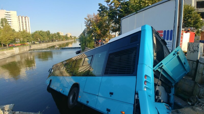 Un autobuz STB a căzut în râul Dâmbovița în urma unui accident rutier