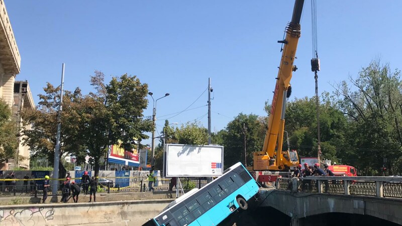 Un autobuz STB a căzut în râul Dâmbovița în urma unui accident rutie
