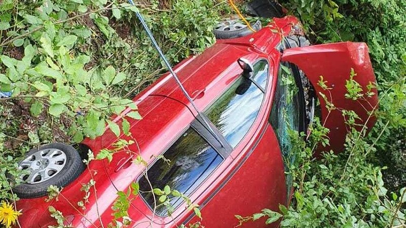 Accident pe Transfăgărășan: O mașină în care se aflau doi soți a căzut într-o râpă