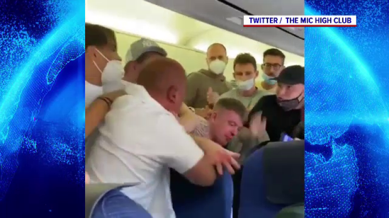 VIDEO. Bătaie la bordul unui avion, după ce doi englezi au refuzat să poarte mască