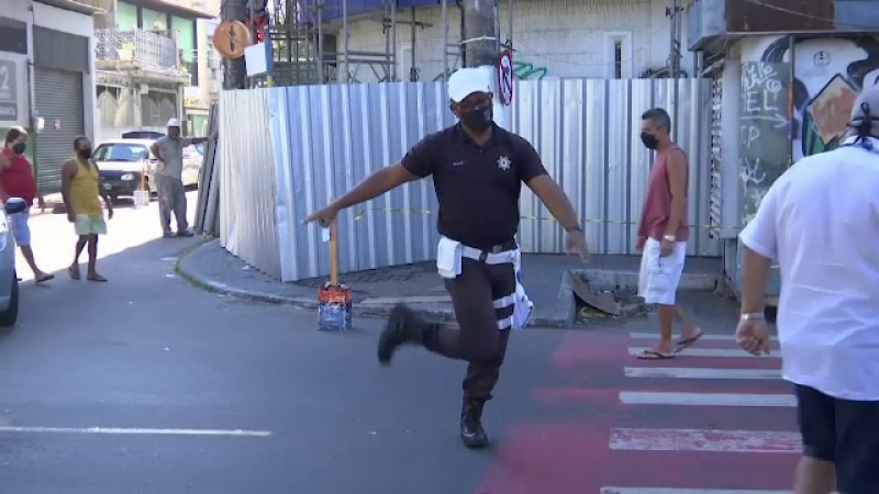 Polițistul care dirijează circulația în pași de dans. Cum reacționează oamenii