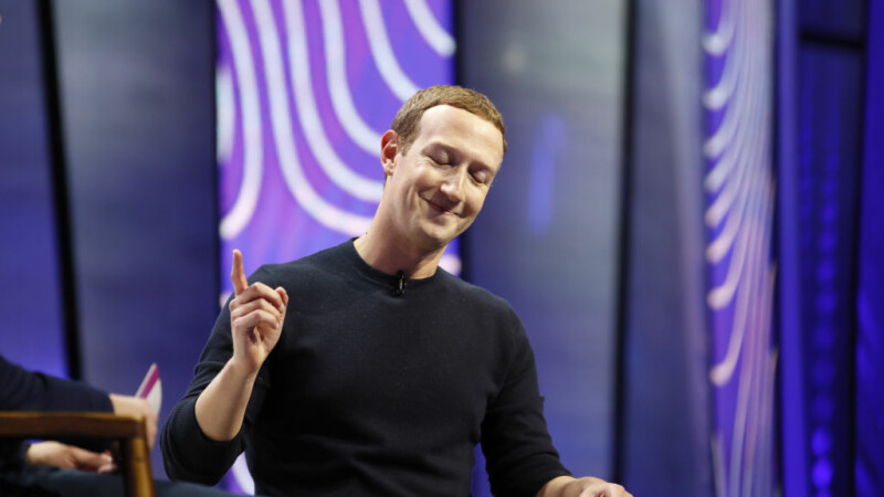Averea netă a lui Mark Zuckerberg a depăşit joi pentru prima dată 100 de miliarde de dolari, după ce acţiunile Facebook au atins un nivel ridicat.