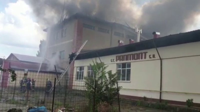 Incendiu puternic la o fabrică de pâine din Piatra Neamț. De la ce ar fi pornit focul