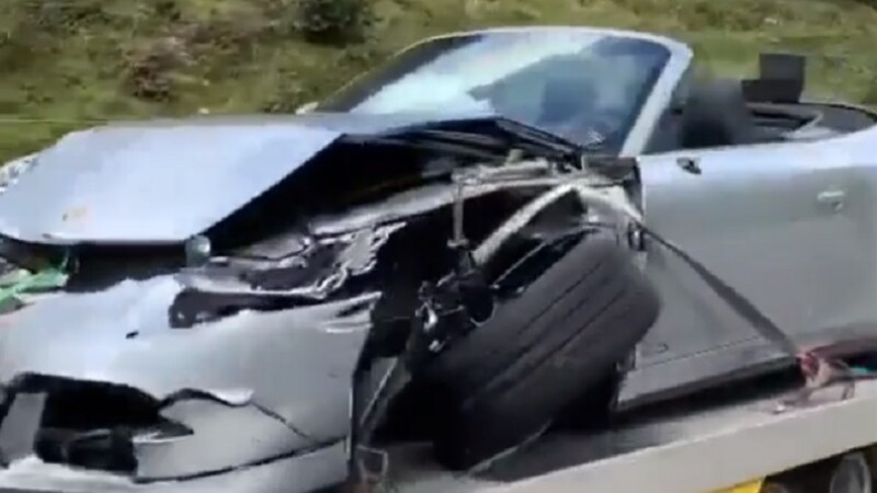 Porsche distrus într-un accident cu un Bugatti, pe o șosea de munte