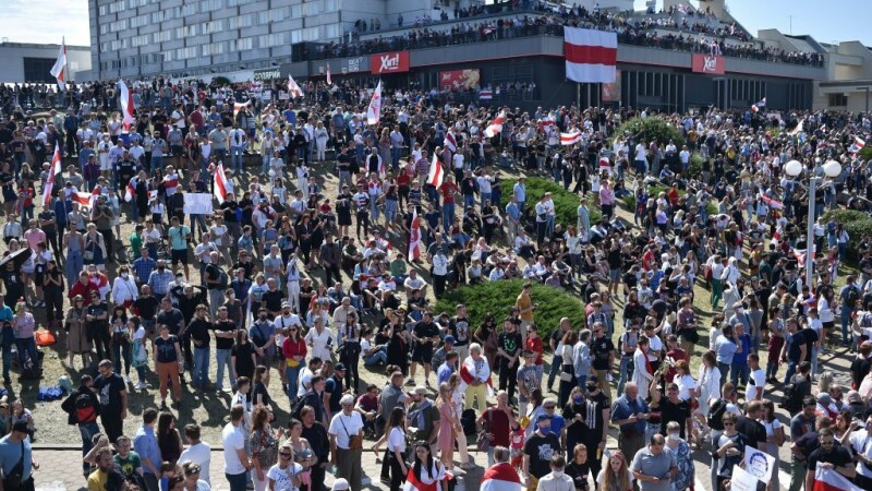 Mii de oameni au ieșit din nou în stradă la Minsk - 4
