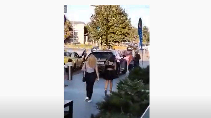 Un șofer din Bacău a mers cu SUV-ul pe trotuar, printre oameni, chiar în fața sediului de poliție