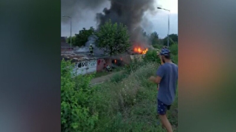Incendiu puternic într-un cartier din Arad: 10 garaje au fost făcute scrum