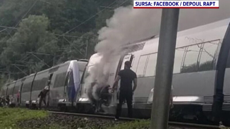 Clipe de panică pentru 200 de călători într-un tren privat, pe ruta București-Brașov. Locomotiva a luat foc