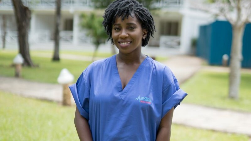 Pacienții rasiști cer să fie văzuți de un ”doctor adevărat”, în timp ce medicii negri sunt confundați cu un îngrijitor