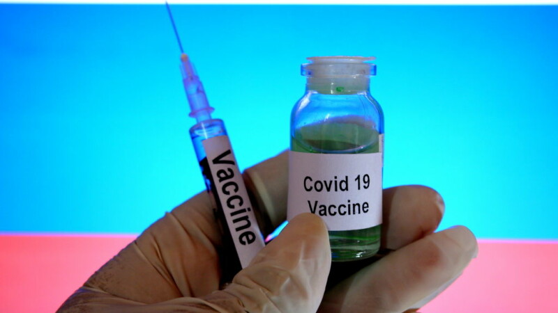 Bătrânii, chemați să testeze un vaccin împotriva COVID-19 în UK