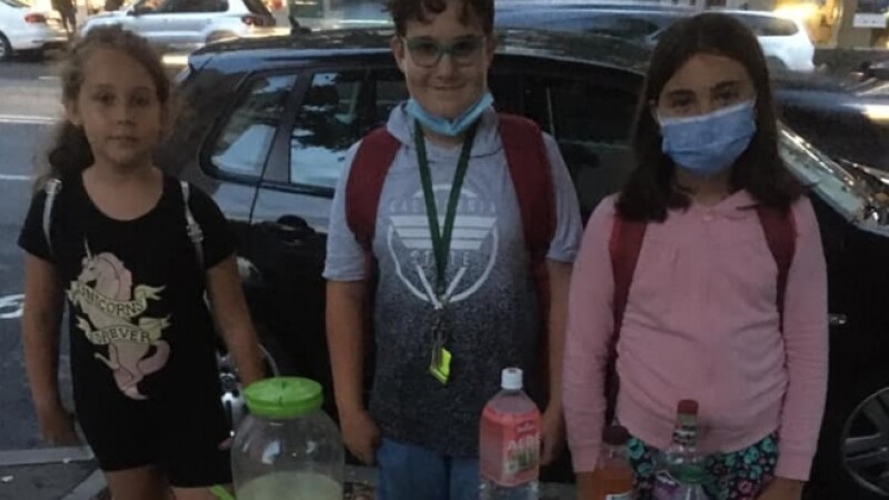 Trei copii din Cluj Napoca oferă trecătorilor limonadă pentru a-și ajuta un prieten bolnav de cancer