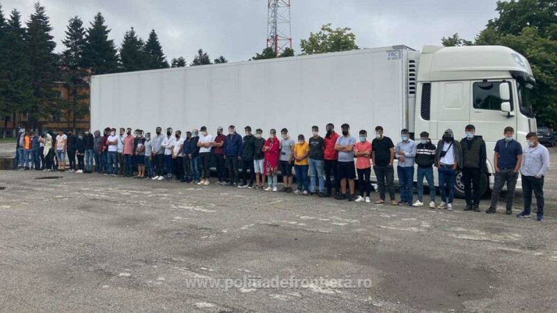 44 de migranţi, prinși în timp ce încercau să iasă ilegal din România într-un taxi și un camion