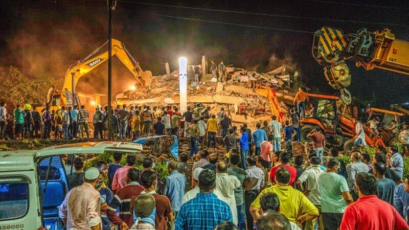 VIDEO. Un bloc de cinci etaje s-a prăbușit în India. Peste 90 de persoane, prinse sub dărâmături