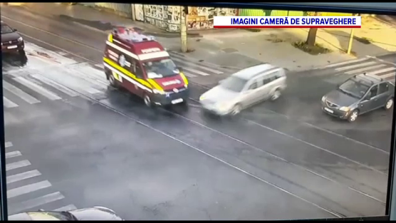 VIDEO. Momentul în care o mașină lovește o ambulanță într-o intersecție din Galați