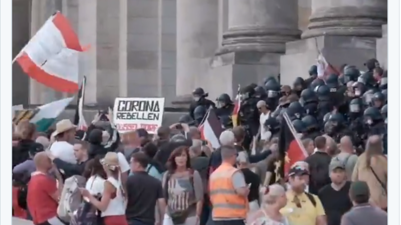 Manifestanții ”anticorona” din Berlin au luat cu asalt Parlamentul. Protestatarii au scandat ”Putin, Putin”