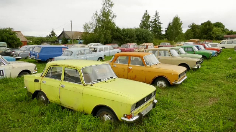 Un rus a colecționat sute de mașini produse în Uniunea Sovietică. Mulți nu au văzut niciodată asemenea vehicule