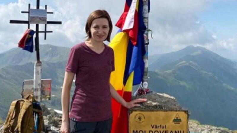 Președintele R. Moldova, Maia Sandu, a urcat pe Vârful Moldoveanu: ”Îmi place mișcarea în aer liber, mai ales la munte”