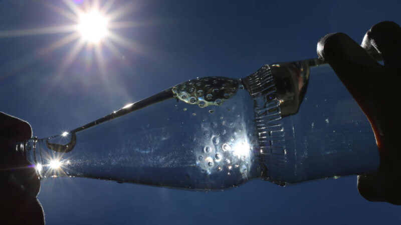 Nu beți apă dintr-o sticlă de plastic care a stat la soare. Riscurile sunt enorme