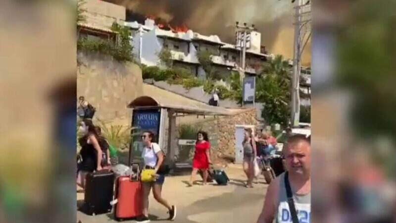 Incendiile din Turcia au ajuns pe plaje, la hotelurile de lux. Turiștii au fost evacuați cu bărcile localnicilor