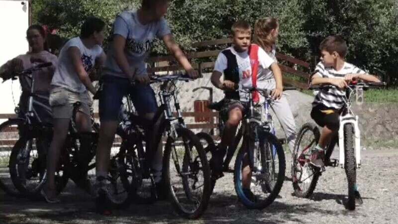 Copiii au primit în dar biciclete într-un sat din Mureș. Preotul este responsabil de fapta bună