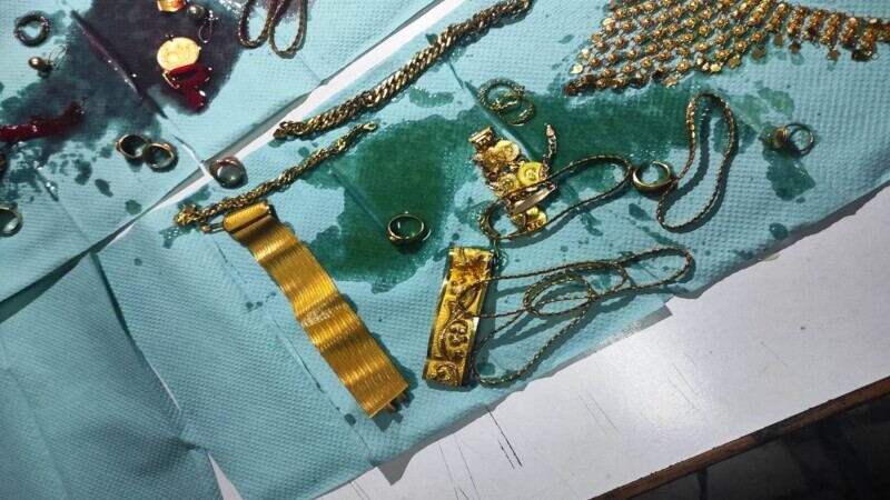 Bijuterii de 200.000 de euro, ascunse în cutii cu cremă de mâini și ulei de motor, în bagajele unei femei. De unde le furase