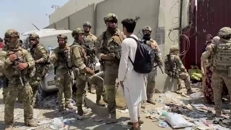 Mii de afgani așteaptă să fie evacuați: ”Dacă n-o facem, ne va bântui mult timp”. Cum a decurs operațiunea batistei roșii
