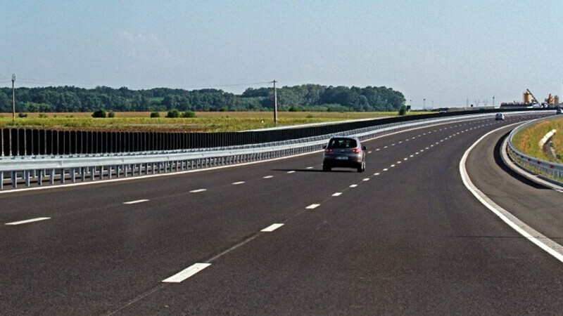 Doi șoferi au fost depistați în timp ce circulau cu viteze amețitoare pe un segment de autostradă din județul Brașov