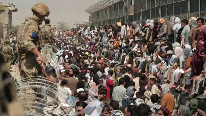 Exodul de pe aeroportul din Kabul, departe de a lua sfârșit. 10.000 de afgani speră să scape definitiv de talibani