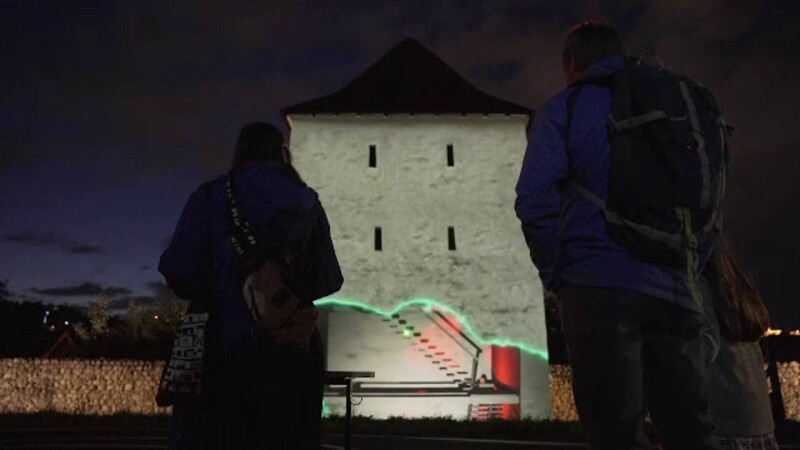 Turnurile din Brașov, deconstruite de roboți. Festivalul Amural încântă oamenii cu proiecții de lumină și culoare
