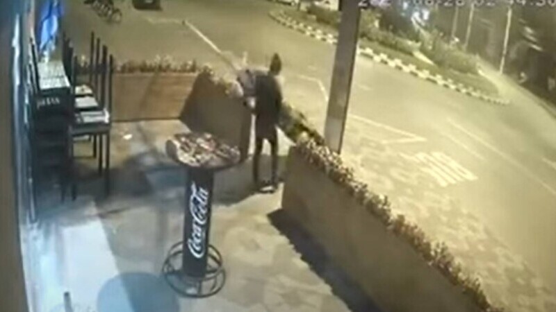 Cel mai relaxat hoț. Un trecător a luat umbrela de pe terasa unei pizzerii din Bacău și a plecat liniștit cu ea VIDEO