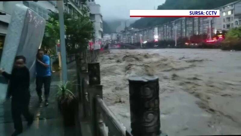 Străzile din China s-au transformat în râuri. Sunt sute de victime, puhoaiele au inundat și metroul