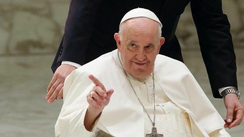 Papa Francisc și-a ales un asistent medical personal