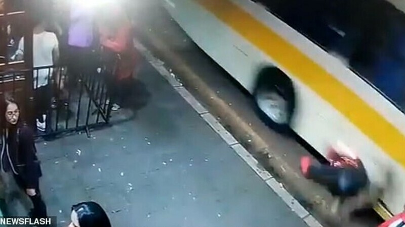 Un tânăr a supraviețuit miraculos după ce a fost împins sub un autobuz în mișcare. De la ce a pornit altercația
