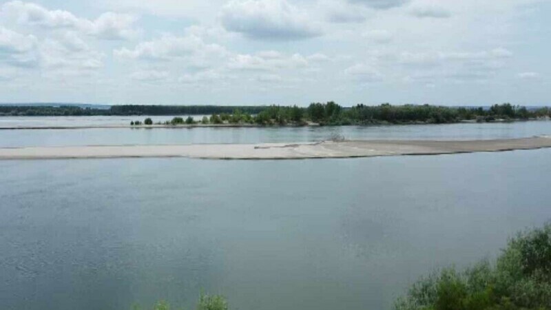 Dunărea a secat atât de mult, că au apărut insule. Se vede baza podurilor iar navele nu mai pot înainta