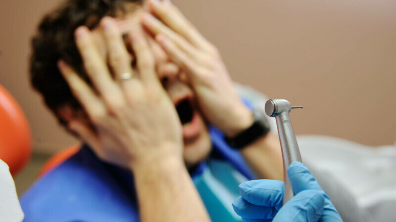 Românii se feresc de planurile de economisire la fel de mult ca de vizita la dentist. Ce adoră, în schimb, să facă