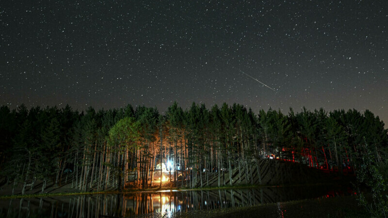 Ploaia de meteoriți Perseide este observată în Ankara, Turcia (13 august 2023) / Metin Aktas/Agenția Anadolu via Getty Images