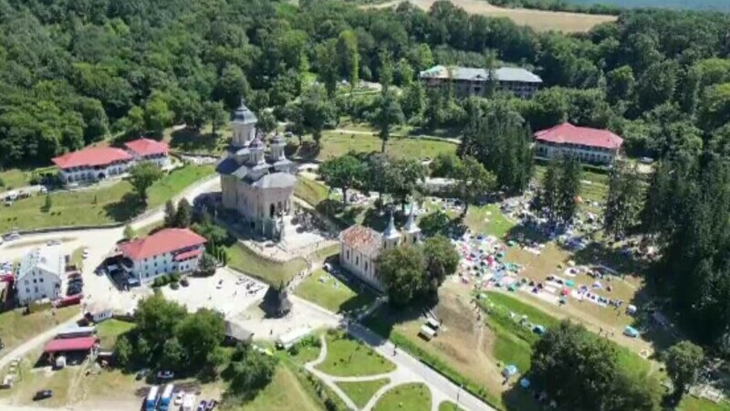 Credincioșii și-au făcut tabără cu corturi la Mănăstirea Nicula din județul Cluj. Icoana făcătoare de minuni e scoasă de Ad