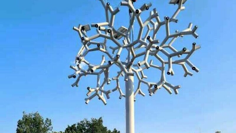Primul arbore „inteligent”, montat în Focșani. Folosește lumina solară