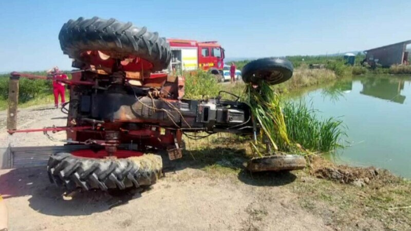 Tragedie pe o plantație de afine din Brașov. Un zilier a murit, după ce s-a răsturnat cu tractorul într-un lac