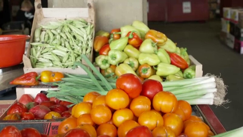 Din cauza TVA-ului majorat, românii cu venituri modeste au dat buzna în engrosuri și piețe