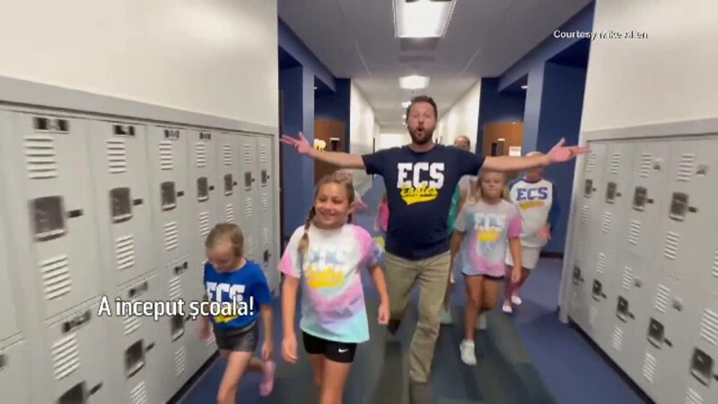 Un director de școală din Indiana face spectacol cu parodii muzicale pentru elevi și profesori