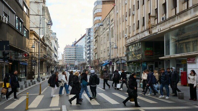 oameni pe strada