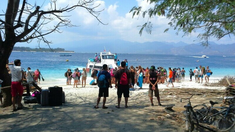 O tânără din Anglia a mers la o petrecere pe o insulă exotică și s-a trezit pe patul de spital cu o infecție periculoasă