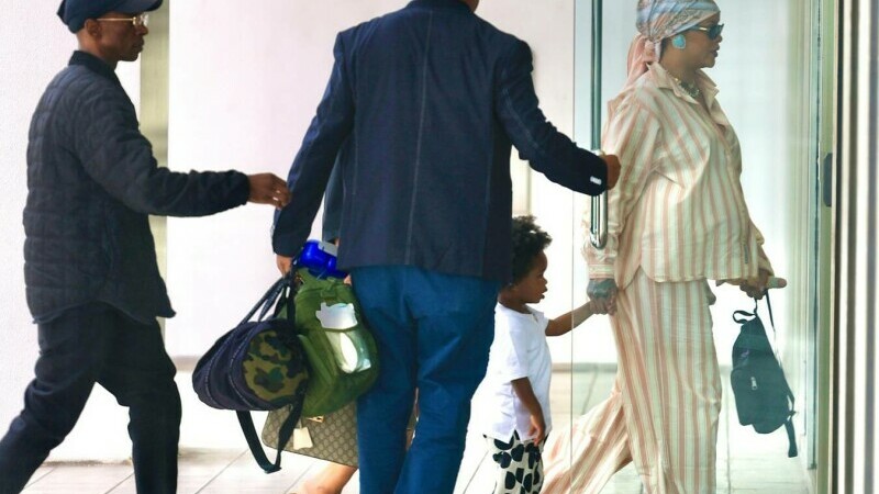 Rihanna, apariție inedită în pijama. Cum a fost surprinsă vedeta pe străzile din Los Angeles.